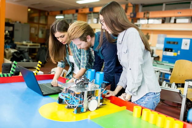 Jongeren in het klaslokaal voor robotica