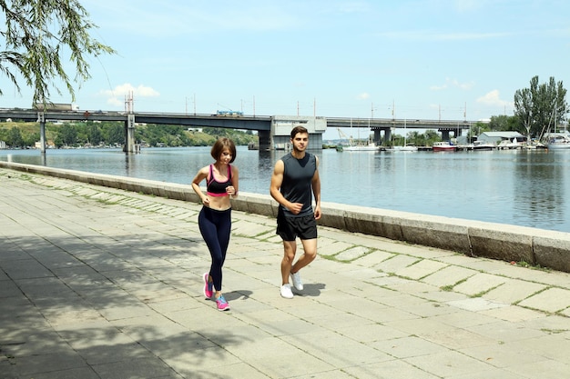 Jongeren joggen in de buurt van de rivier