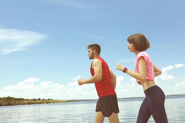 Jongeren joggen op het strand