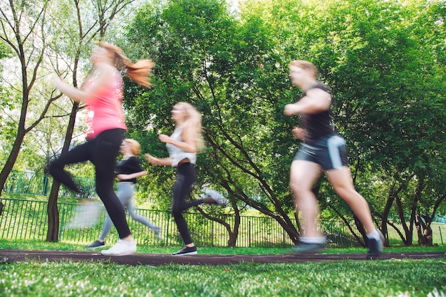 Jongeren lopen in het Park. Wazig door snelheidsbeeld.