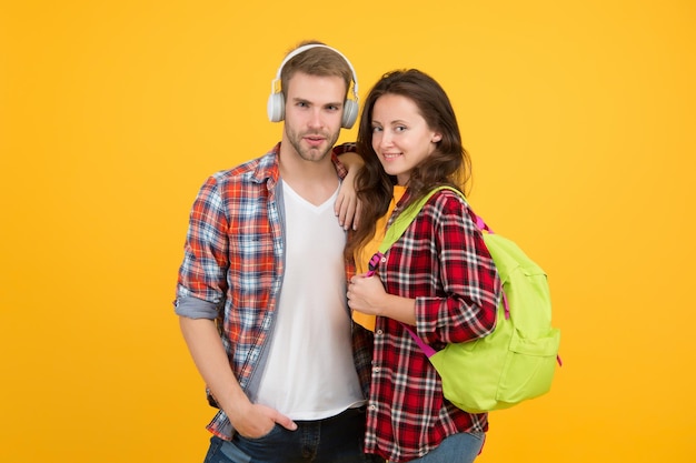 Jongeren lopen voorop in mode-ideeën Hipster paar studenten Modieuze studenten koppelen gele achtergrond Modern paar dragen bijpassende outfits Family look concept Winkeldag Trendsetters