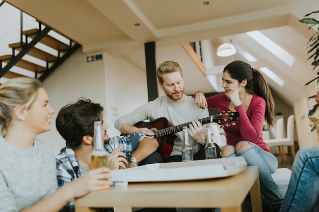 Jongeren met pizza-feest in de kamer