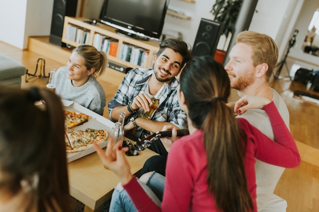 Jongeren met pizza-feest in de kamer