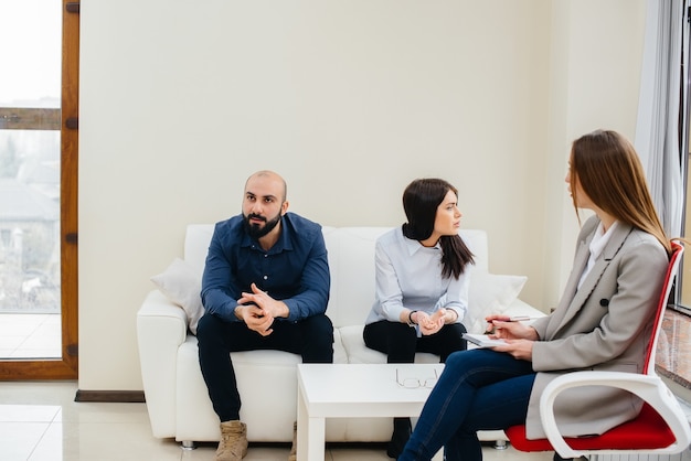 Jongeren op afspraak van een psycholoog.