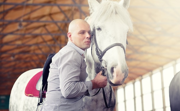 Jongeren op een paard trainen in een houten arena