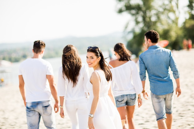 Jongeren op het strand