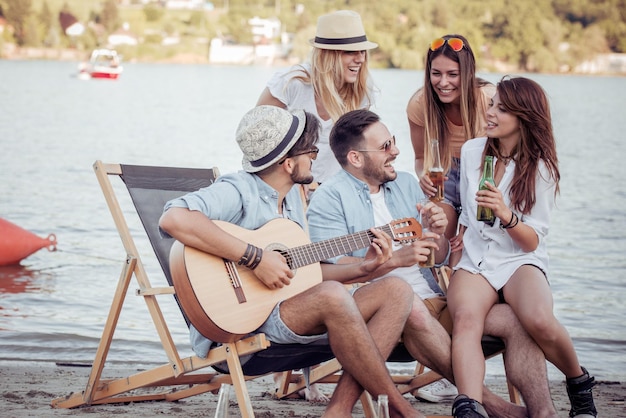 Jongeren op zomervakantie