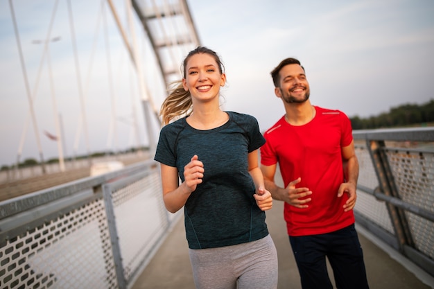 Jongeren rennen en sporten. Een gezonde sportieve levensstijl leiden