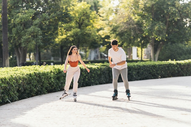 Jongeren schaatsen met inline skates in een verharde ondergrond van een park