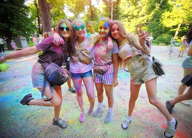Jongeren, tieners en volwassenen vieren het Holi-evenement in Oekraïne in Tsjernivtsi op 8 maart 2022. Ze hebben plezier en gooien verf naar elkaar