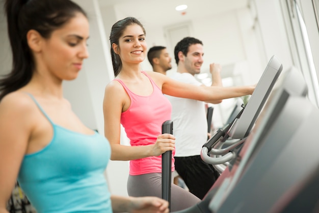 Jongeren trainen in de sportschool