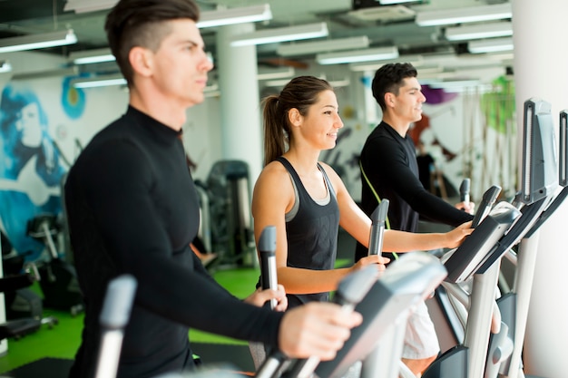 Jongeren trainen in de sportschool