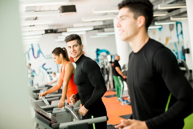 Jongeren trainen in de sportschool