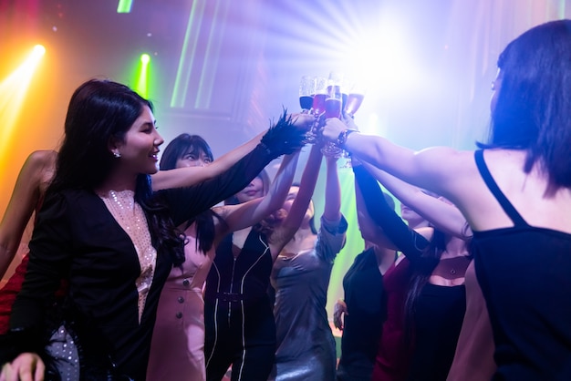 Jongeren vieren een feestje, drinken en dansen