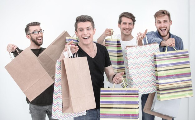 Jongeren vieren feest met pakjes in handen