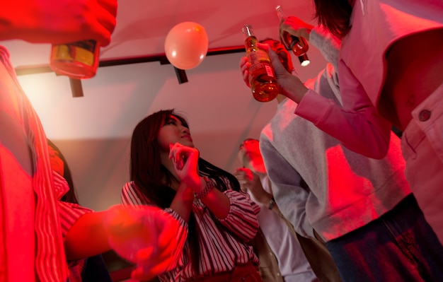 Foto jongeren vieren thuis een feestje