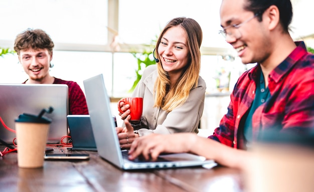 Jongeren werknemer collega's bezig op computer in opstartstudio