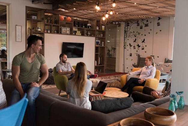 Foto jongerengroep in moderne kantoren hebben teamvergaderingen en brainstormen terwijl ze op een laptop werken en koffie drinken