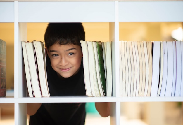 Jongetje lezen boek in de bibliotheek