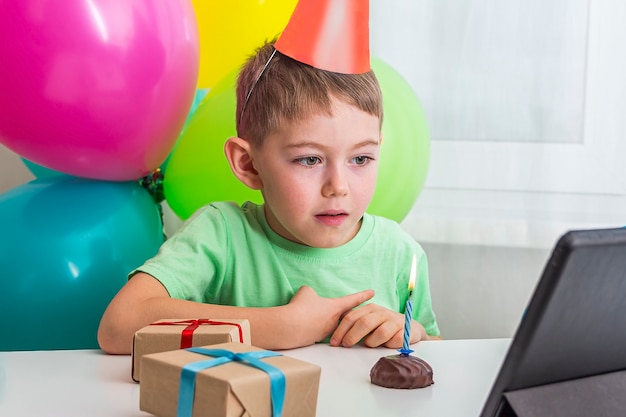 Jongetje viert verjaardag online met vriend of grootouders op videogesprek