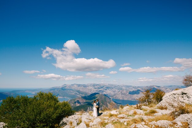 Jonggehuwden op het panorama van de baai van Kotor, prachtig uitzicht vanaf de berg Lovcen