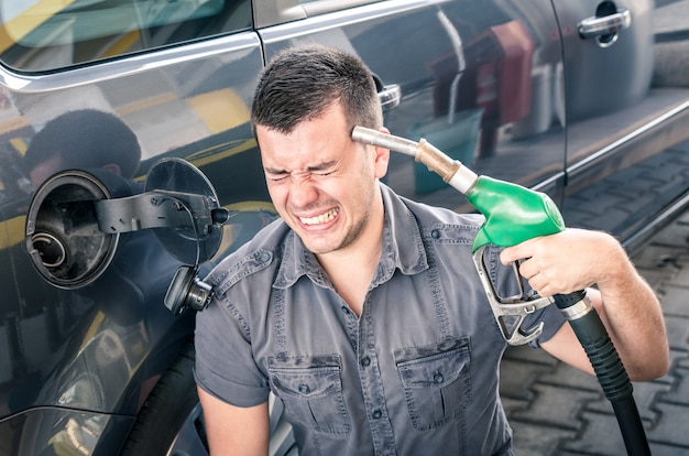 Jongvolwassene schiet zichzelf over gekke benzine- en brandstofprijzen.