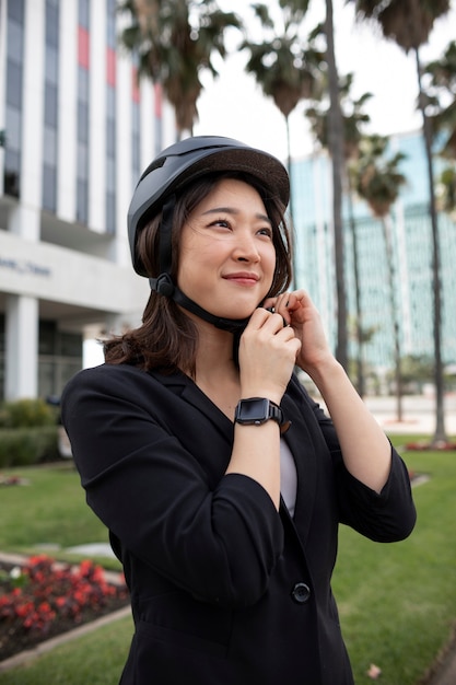 Foto jongvolwassenen reizen met duurzame mobiliteit