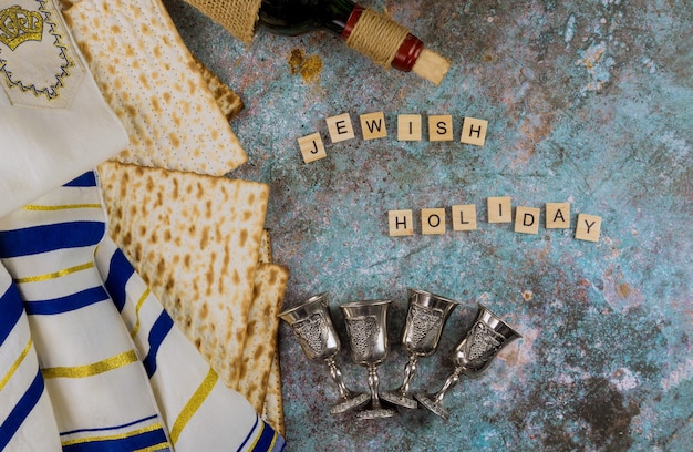 Foto joodse familievakantie pascha op matzah en vier kopjes voor koosjere wijn de pesach-viering