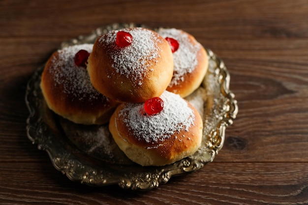 Joodse feestdag Hanukkah met donuts en houten dreidels tol chocolademunten Bovenaanzicht