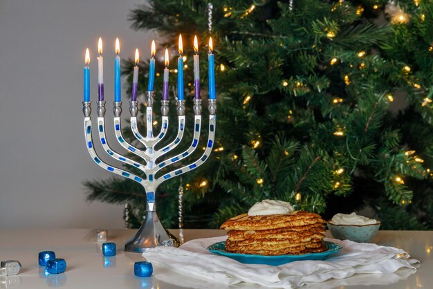 Joodse Hanukkah eten tradities omvatten knapperige aardappel latkes