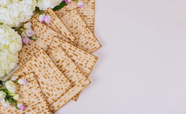 Joodse matzah brood met bloemen op witte ondergrond