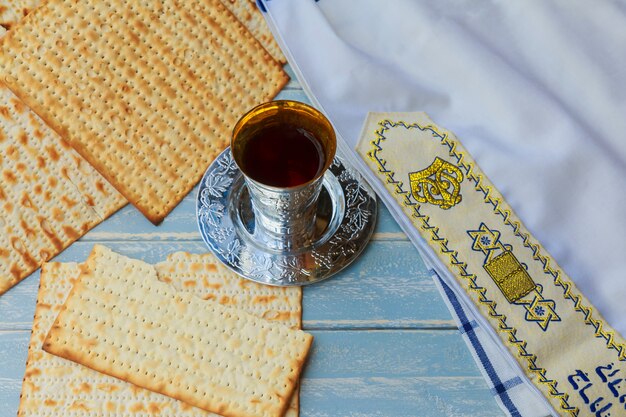 Joodse producten, voedsel, Pascha pesah op houten achtergrond.