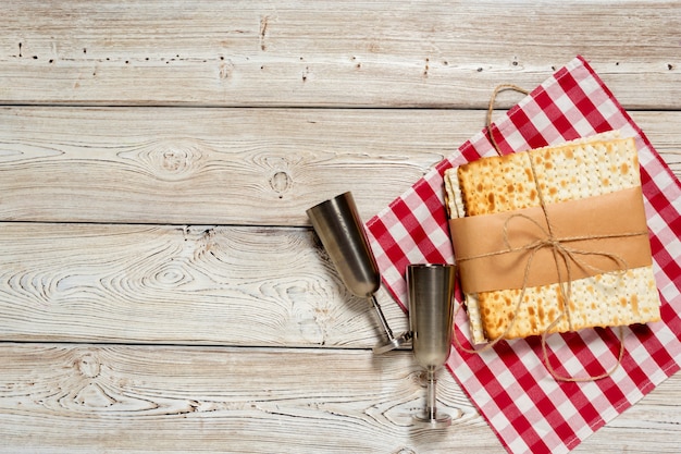 Joodse vakantie Pascha met wijn, matzo op houten.