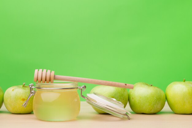 Joodse vakantie rosh hashanah met honing en appels op houten tafel.