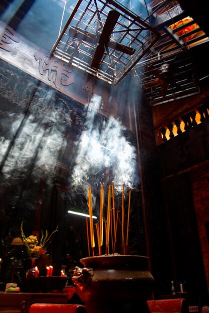 Photo joss sticks in an incense pot