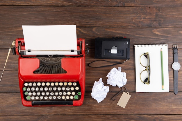 Журналистика или концепция ведения блога винтажная пишущая машинка на деревянном столе сверху