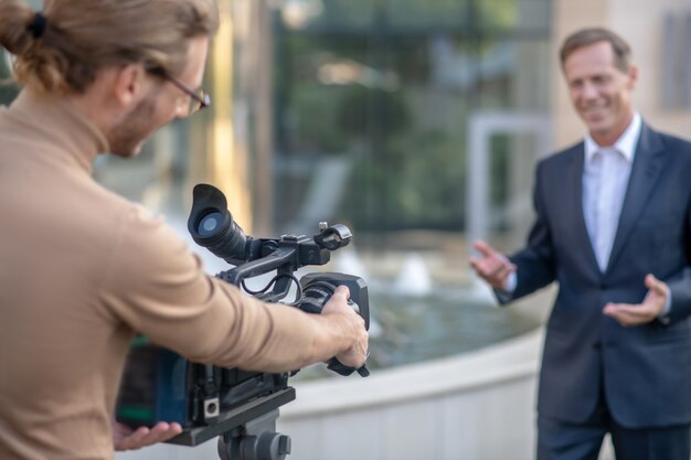 Foto journalist die een interview afneemt