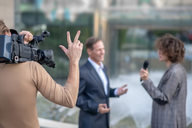 写真 面接を受けるジャーナリスト