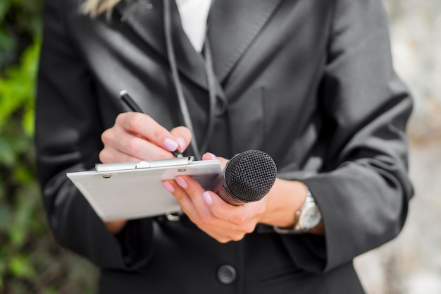 Giornalista che indossa vestiti neri colpo medio