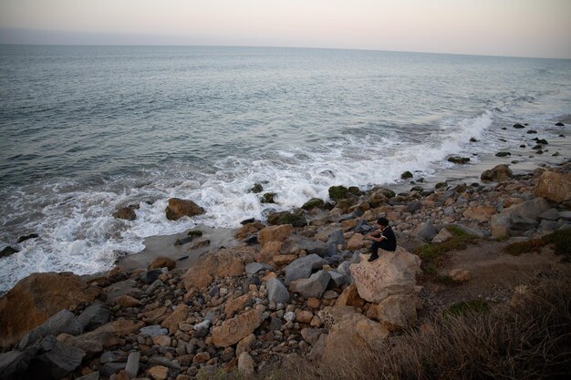 Joven viendo al mar