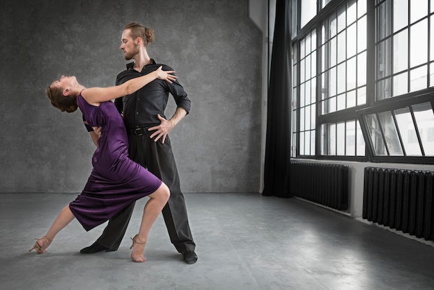 Jóvenes bailando tango en un estudio.