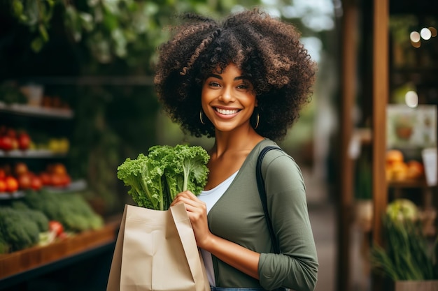八百屋の店で野菜を選ぶうれしそうなアフリカ系アメリカ人女性
