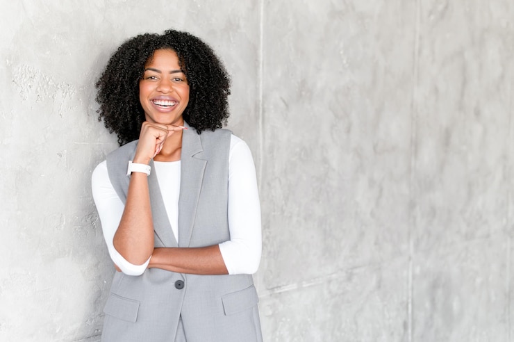 Photo a joyful africanamerican businesswoman with a playful expression