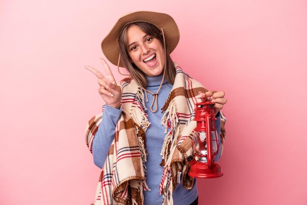 Photo joyful and carefree showing a peace symbol with fingers