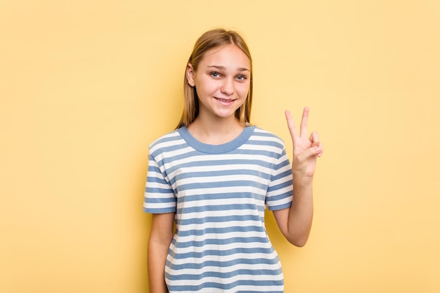 Photo joyful and carefree showing a peace symbol with fingers