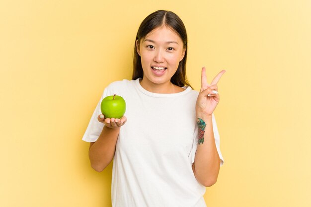 손가락으로 평화 상징을 보여주는 즐겁고 평온한