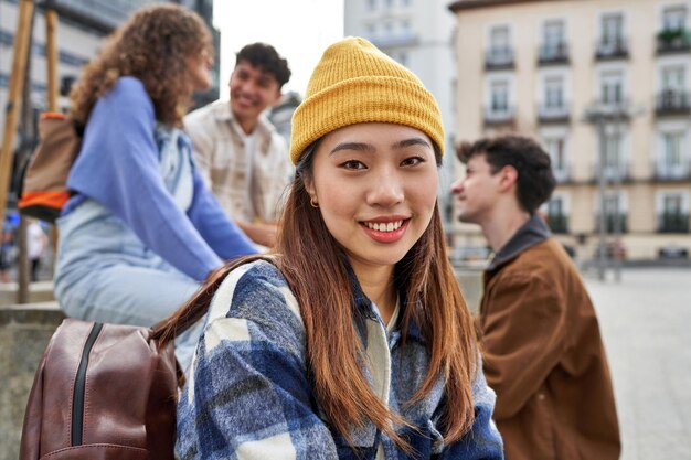 写真 マドリードで友達と楽しい中国人の女の子