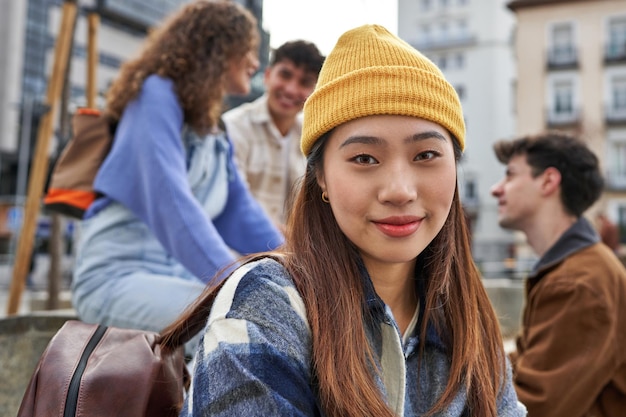 写真 マドリードで友達と楽しい中国人の女の子