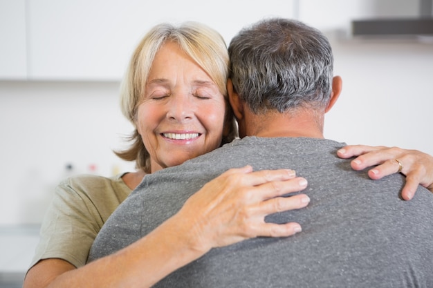 Photo joyful couple embracing