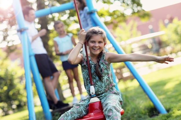 Famiglia gioiosa che si diverte nel parco giochi